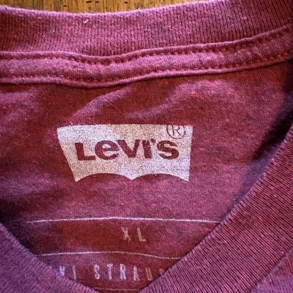 Levi's Men’s Burgundy Graphic Tee - Picture 2 of 2